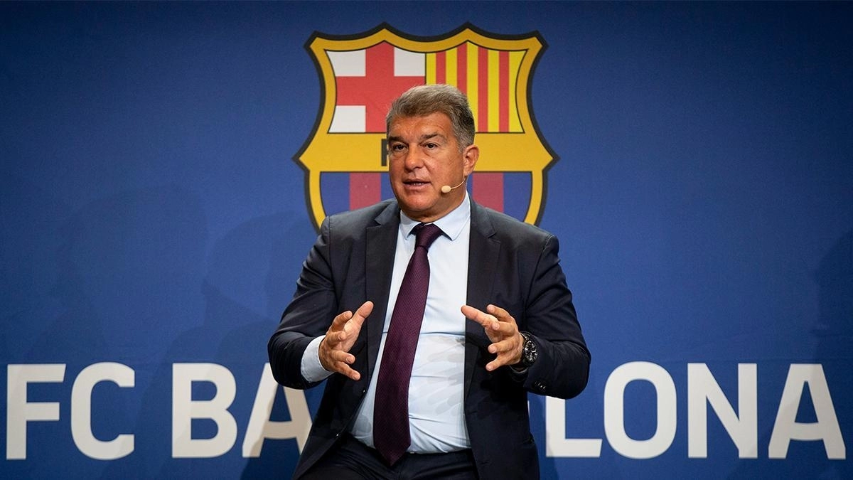 Joan Laporta, Presidente del FC Barcelona, sigue de reojo a Schouten y Greenwood.