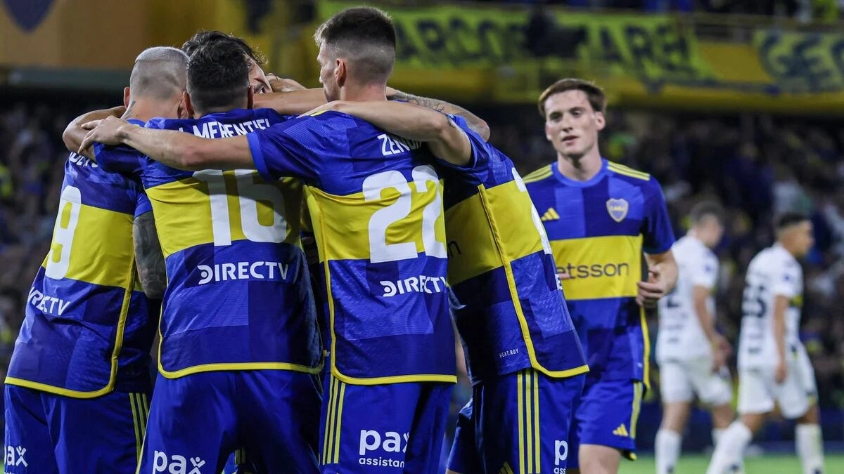 Los jugadores de Boca Juniors celebran un gol