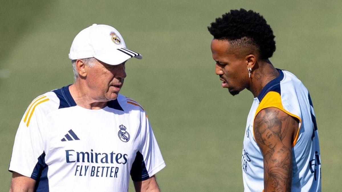 Carlo Ancelotti and Militao talk during a Real Madrid training session