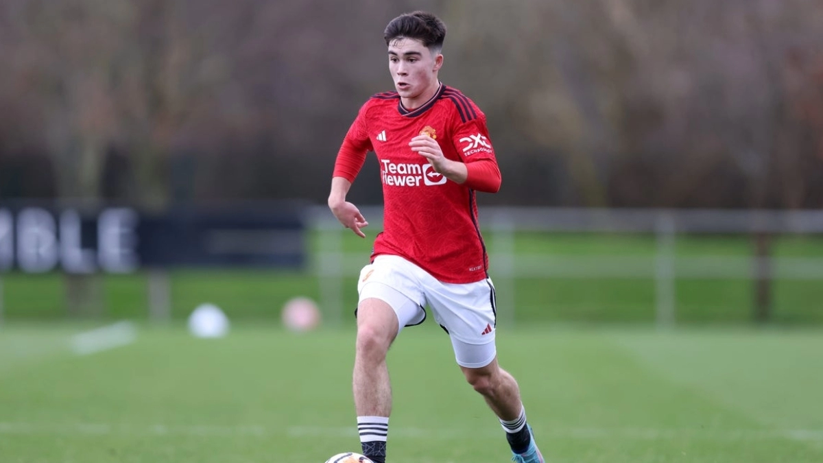 Aston Villa is considering the 17-year-old promising talent from Manchester United | Yahoo Sport UK