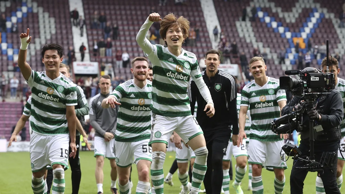 <p>The Celtic players celebrate a victory.</p>