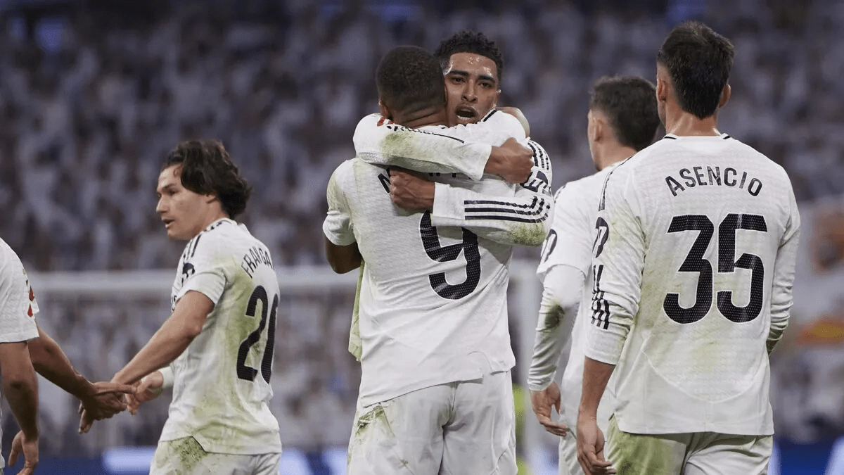 <p>The players of Real Madrid celebrate a goal</p>