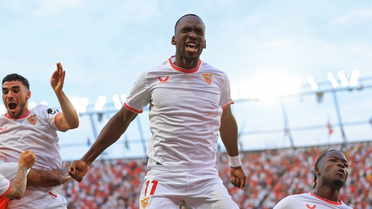 Villarreal and Sevilla are fighting over a free signing.