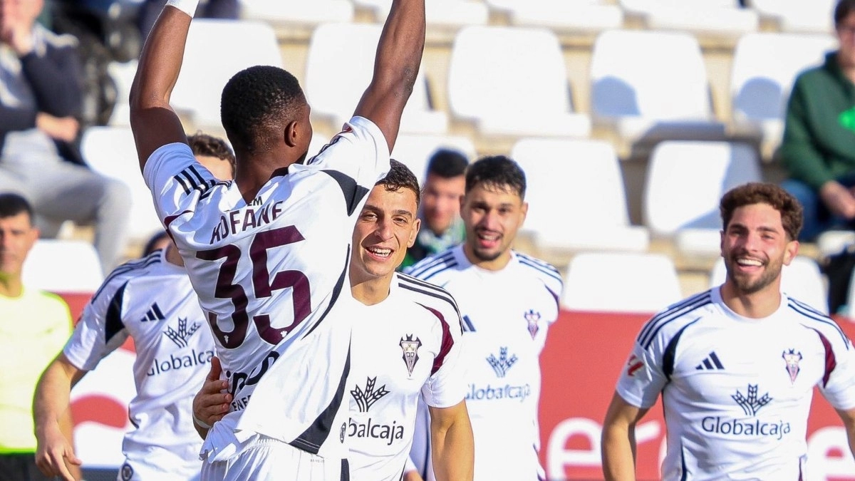 Los jugadores del Albacete celebran un gol de Kofane