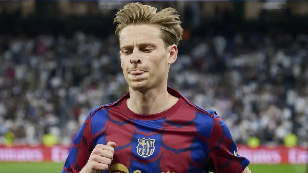 El Barcelona ha fijado en 40 millones de euros el precio de salida de Frenkie de Jong para el próximo mercado de verano. Con su contrato vigente hasta 2026, el club catalán considera que este es el momento adecuado para una venta que ayude a equilibrar sus finanzas y evitar una posible salida a coste reducido más adelante.  El mediocampista neerlandés ha sido objeto de constantes rumores de traspaso en los últimos años, pero su continuidad en el equipo ha estado marcada por la incertidumbre. Aunque su rendi