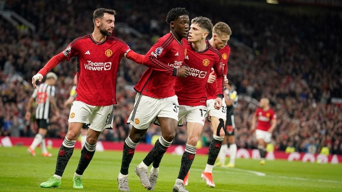 <p>The Manchester United players celebrate a goal</p>