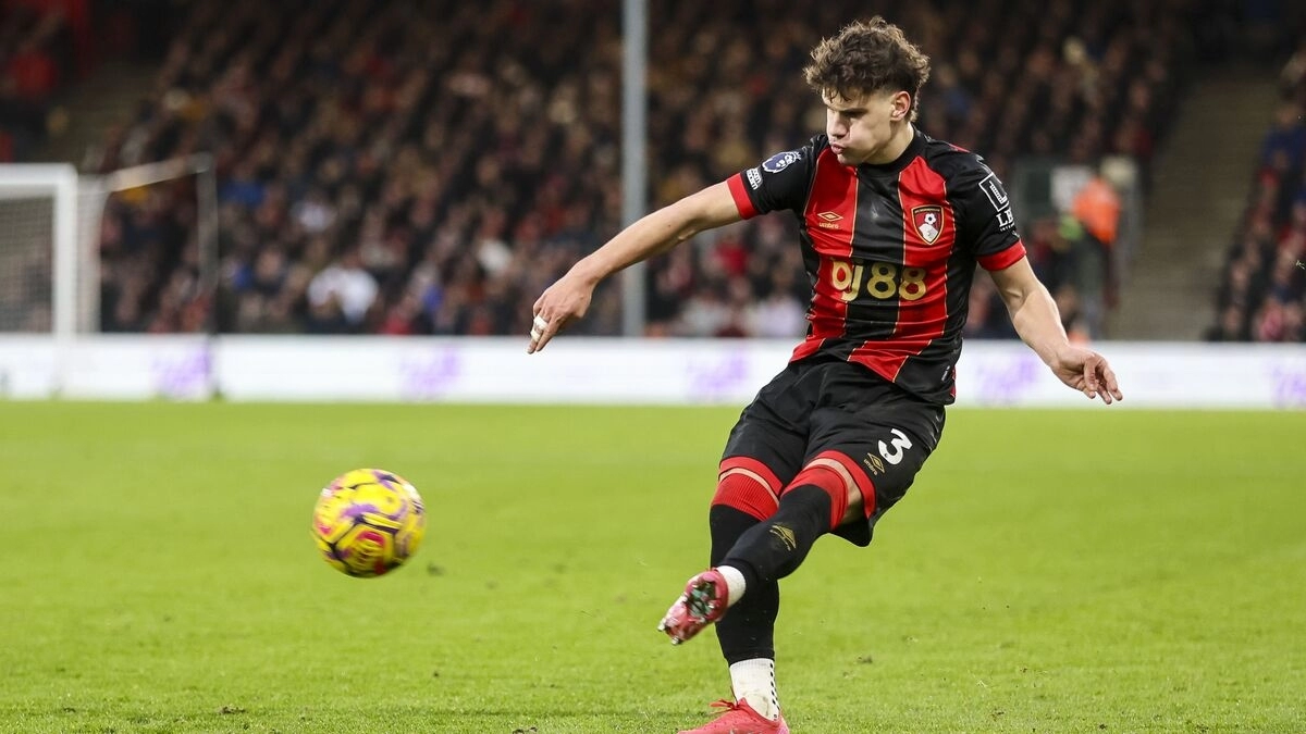 <p>Milos Kerkez, Bournemouth's side.</p>