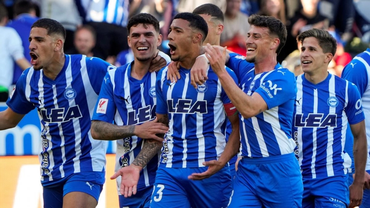 The Alavés players celebrate a goal