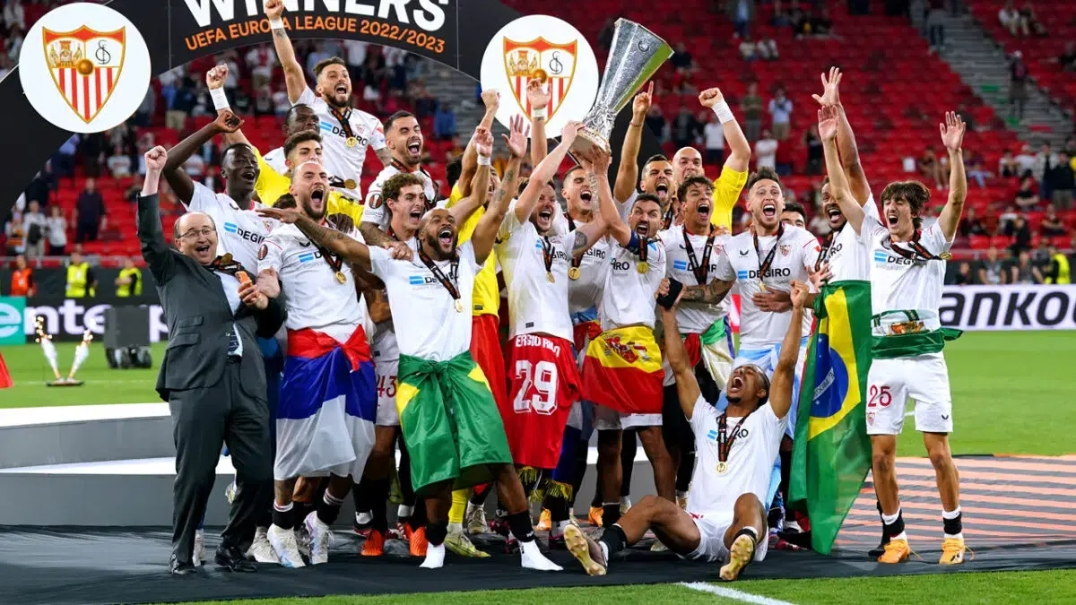 <p>Sevilla players celebrate the Europa League。</p>