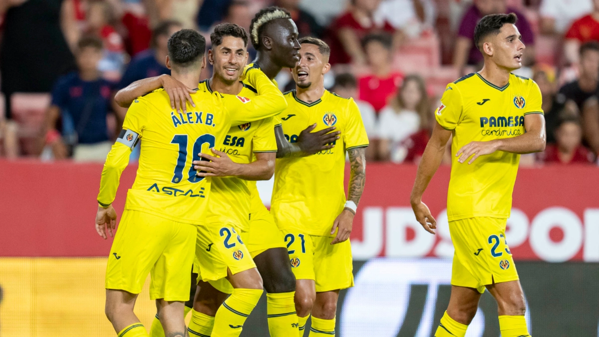 The Villarreal players celebrate a goal.
