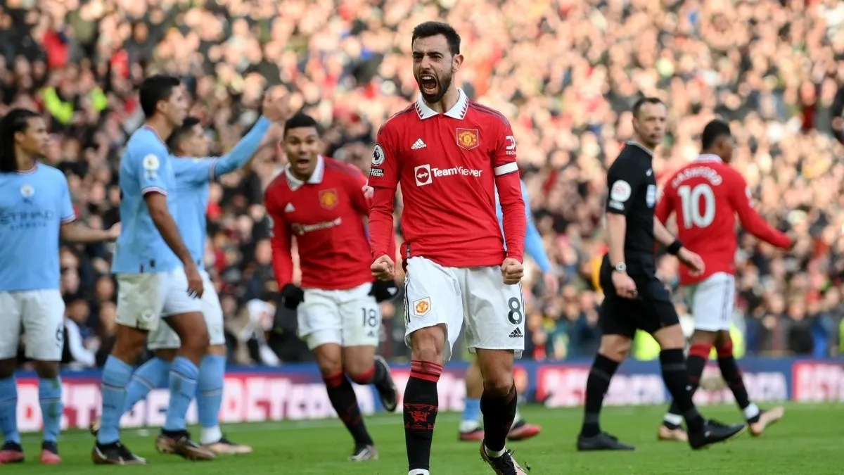 The players of Manchester United celebrate a goal.