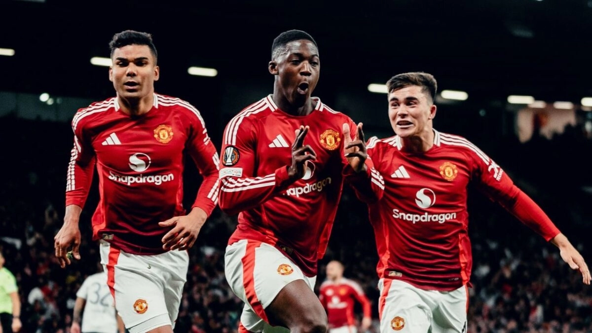 Los jugadores del Manchester United celebran un gol