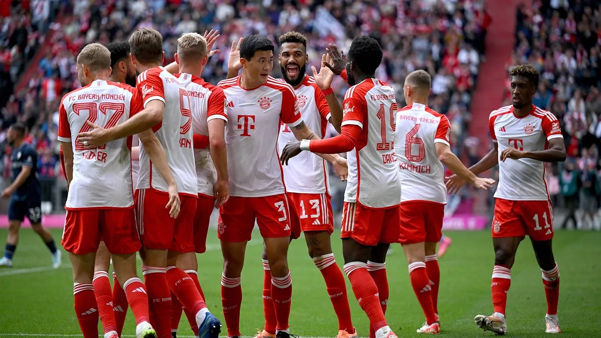 The players of Bayern Munich celebrate a goal.