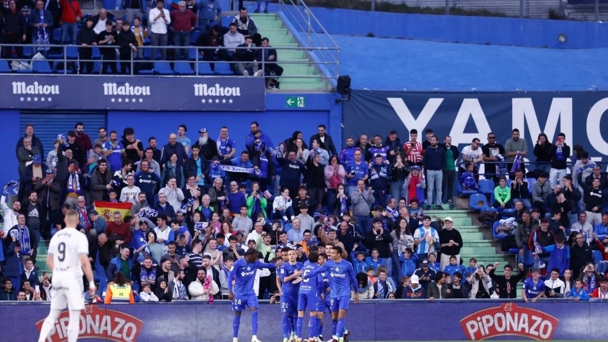 <p>The Getafe players celebrate a goal</p>