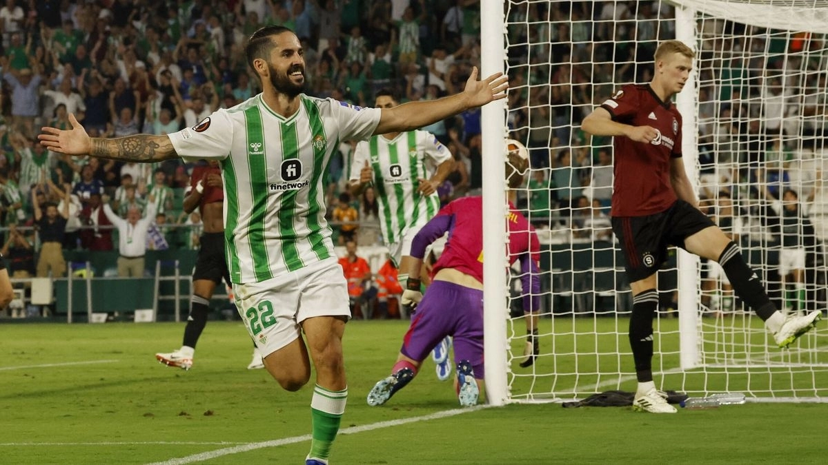 Isco Alarcón celebra un gol con el Real Betis