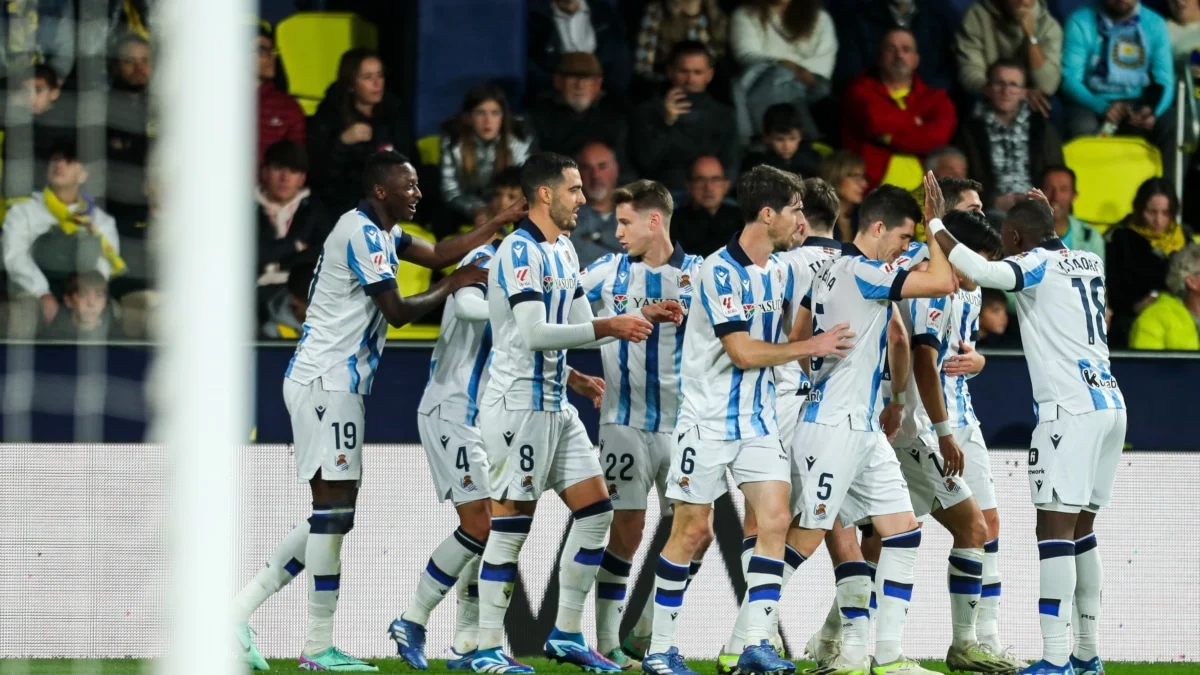 The players of Real Sociedad celebrate a goal.