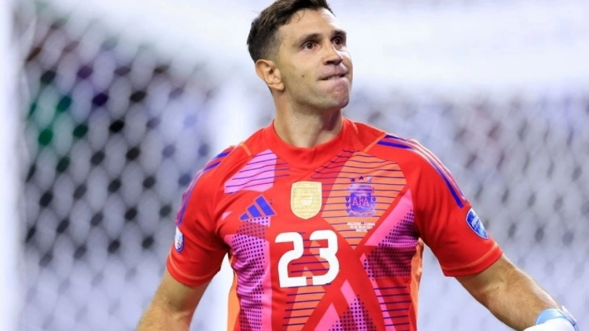 Dibu Martínez wants to sign for Manchester United