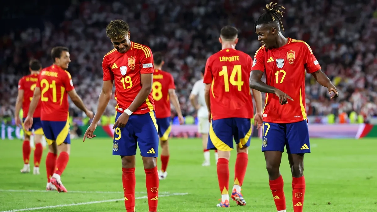<p>Lamine Yamal and Nico Williams celebrate a goal.</p>