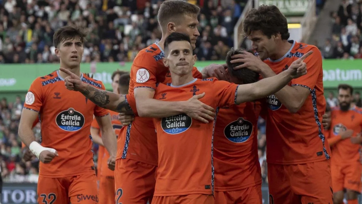 The Celta de Vigo players celebrate a goal by Alfon González