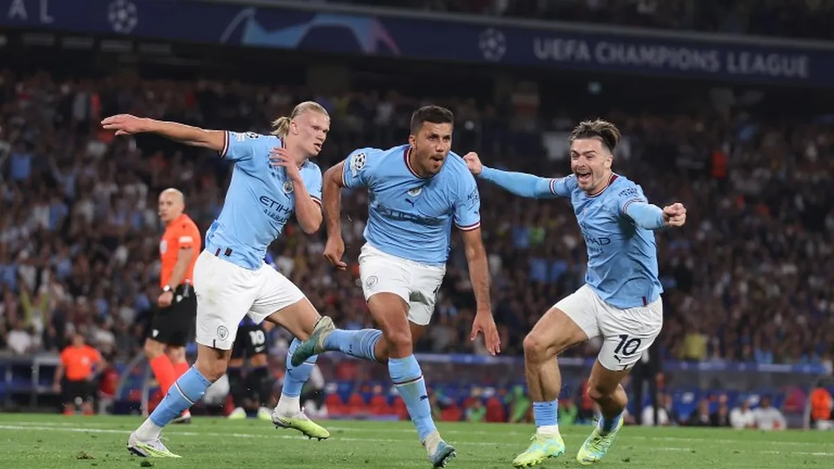 The players of Manchester City celebrate a goal.
