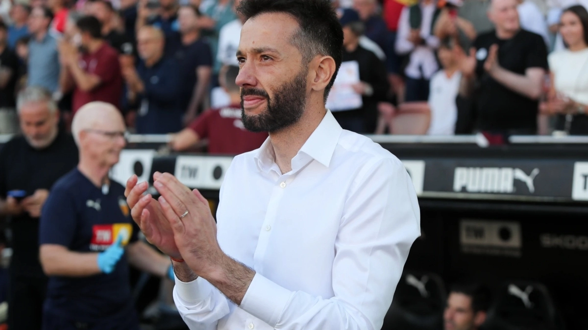 Cyle Larin y Nicolás Fonseca cerca del Valencia / La Razón