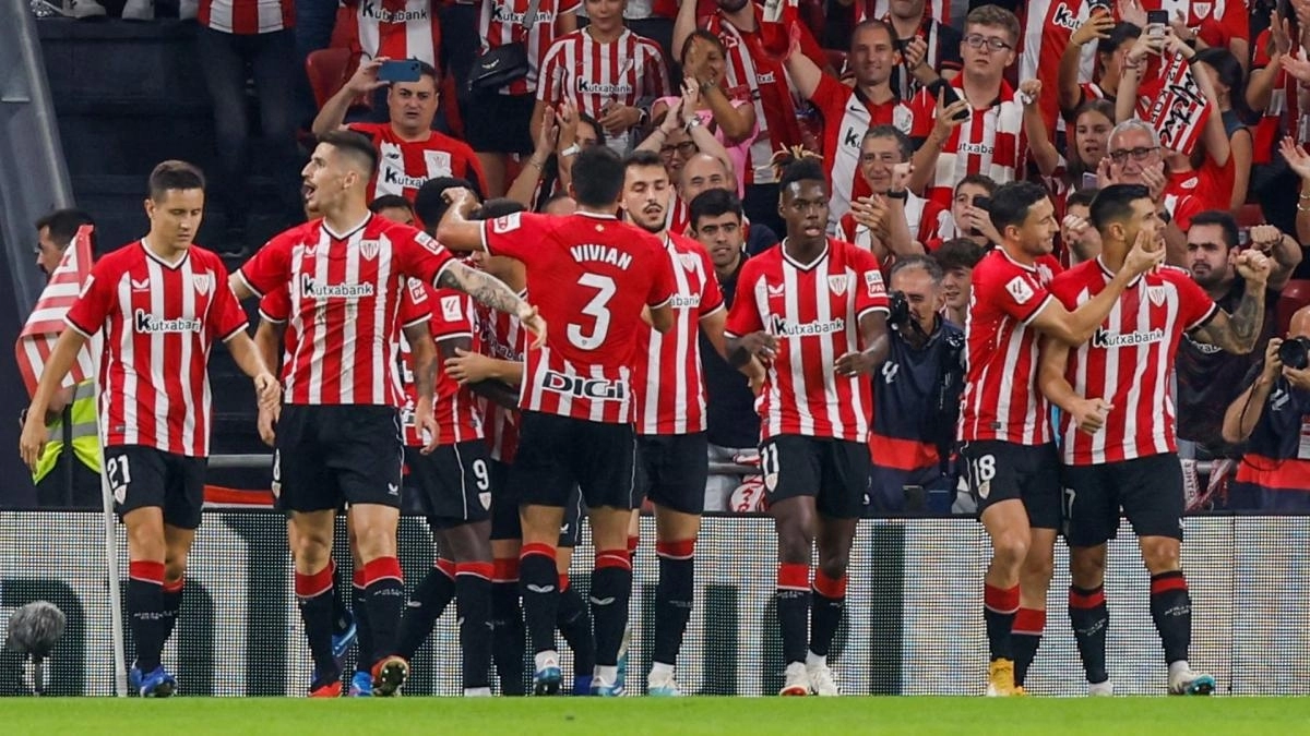 <p>The players of Athletic Club celebrate a goal</p>
