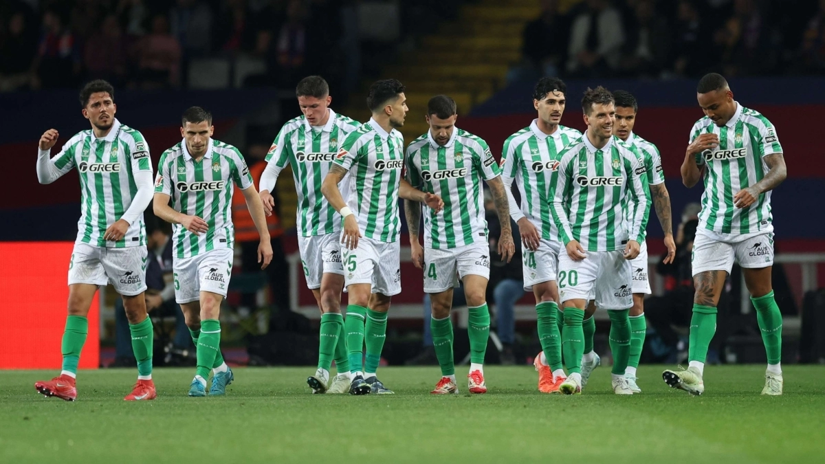 Real Betis focuses its attention on three center-backs to strengthen its defense.