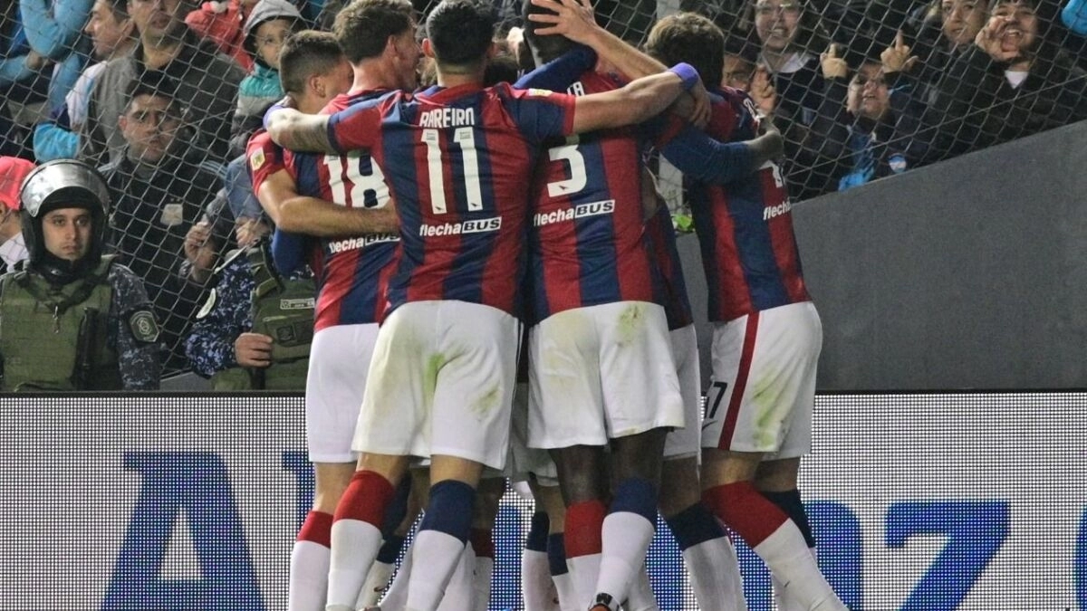 Los jugadores de San Lorenzo de Almagro celebran un gol