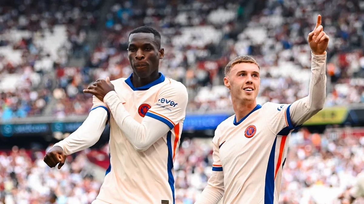 Nicolas Jackson y Cole Palmer durante un partido con el Chelsea