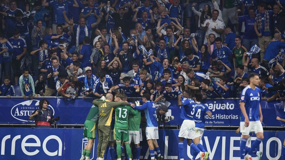 The players of Real Oviedo celebrate a goal.