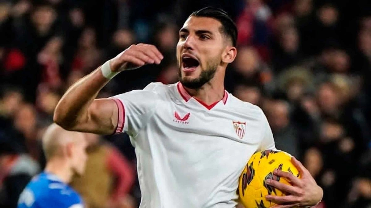Rafa Mir celebra un gol con la elástica del Sevilla