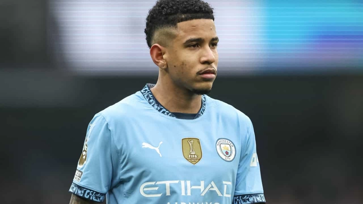 Savinho jugando un partido de Premier League