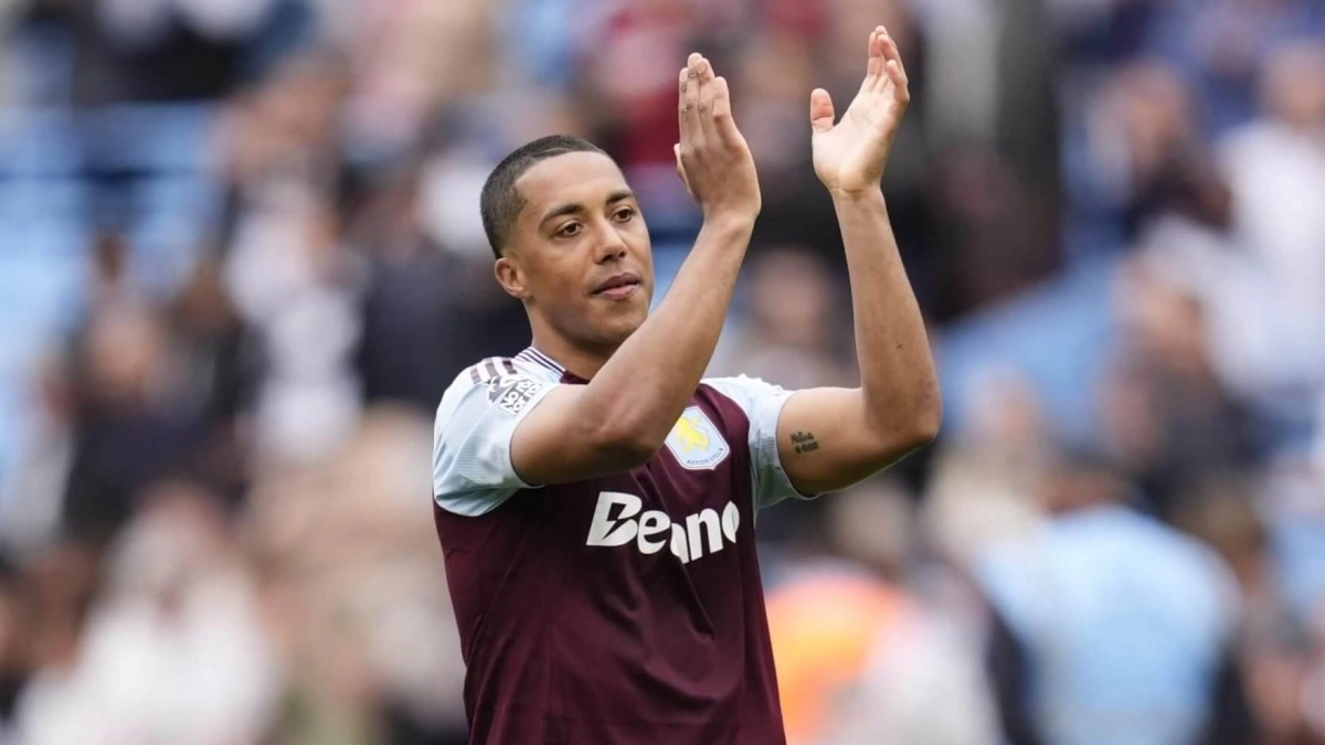 Youri Tielemans saludando a la afición