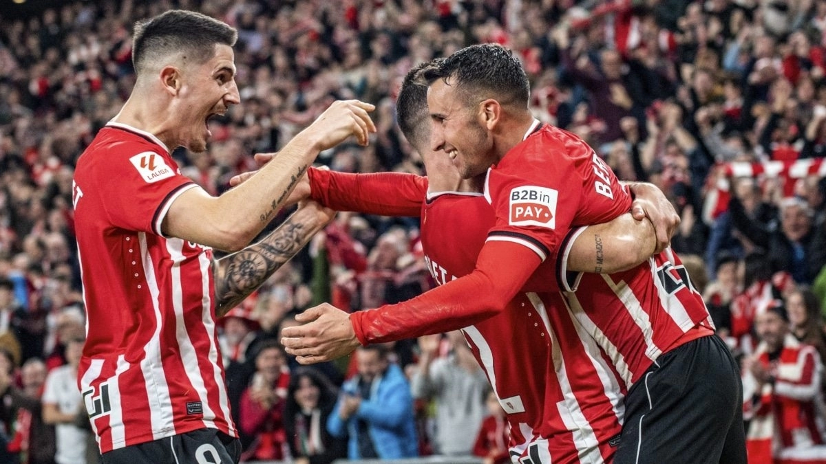 <p>Athletic Club players celebrate a goal</p>