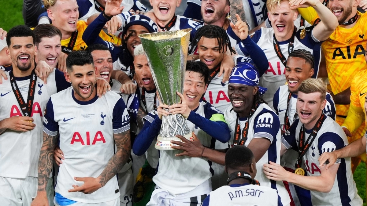 Son levantando el trofeo de la UEFA Europa League