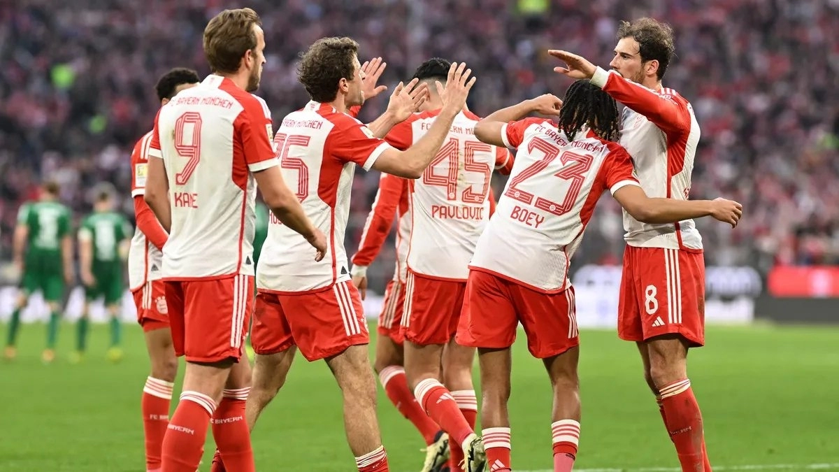 The players of Bayern Munich celebrate a goal.