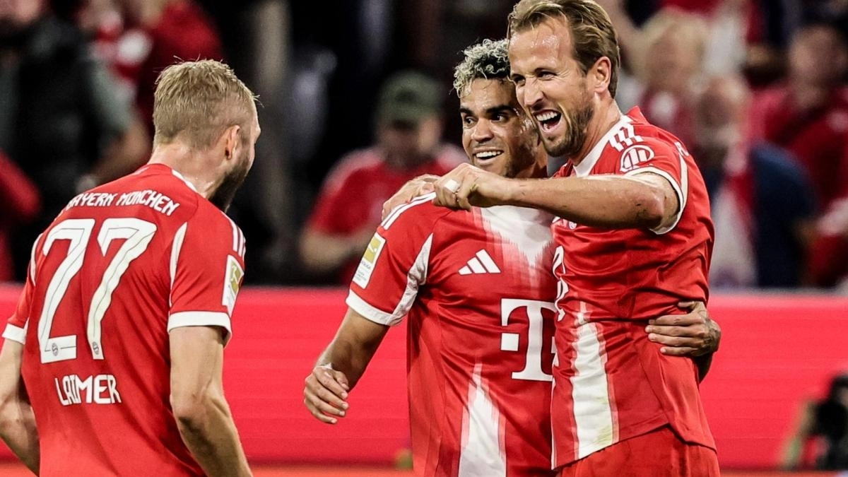 The footballers of Bayern Munich celebrate a goal.
