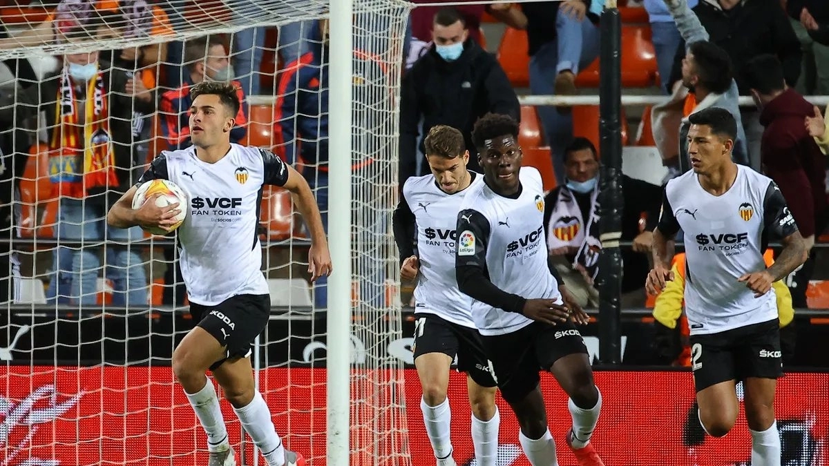 Los jugadores del Valencia celebran un gol de Hugo Duro