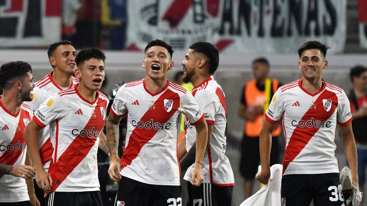 Los jugadores de River Plate celebran un gol