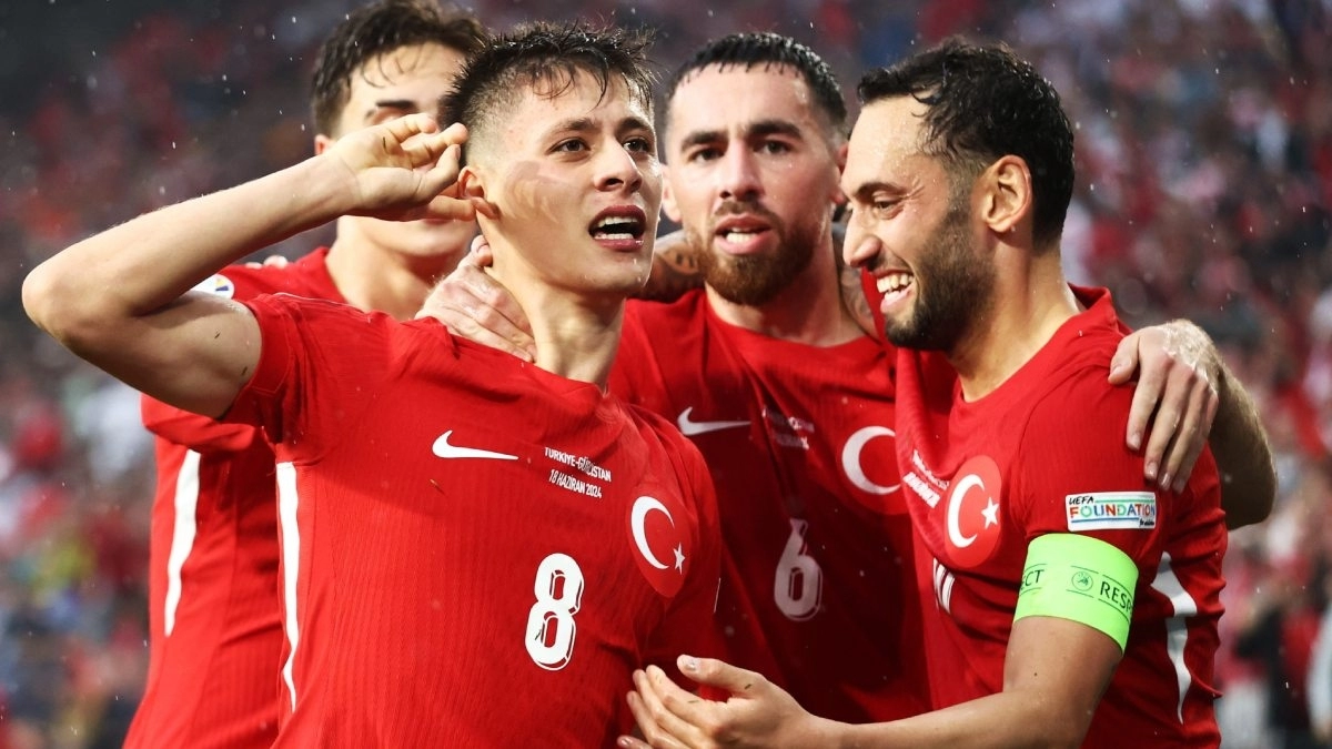 The players of Turkey celebrate a goal scored by Arda Güler.