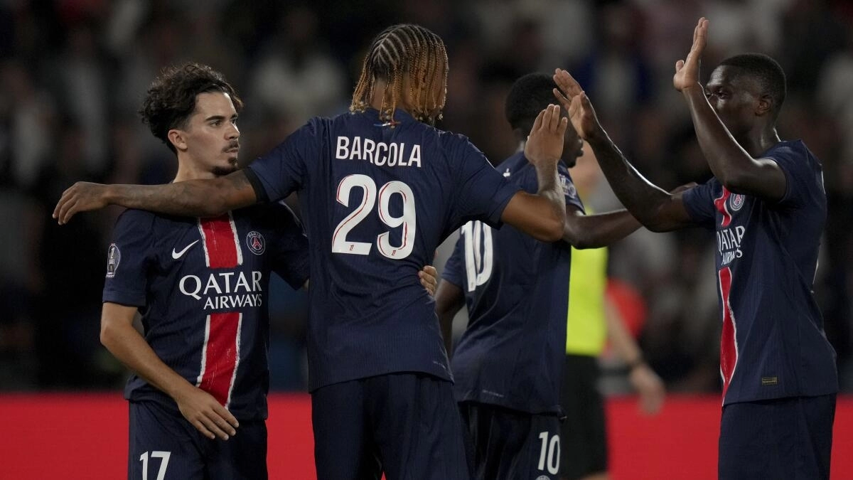 The PSG players celebrate a goal.