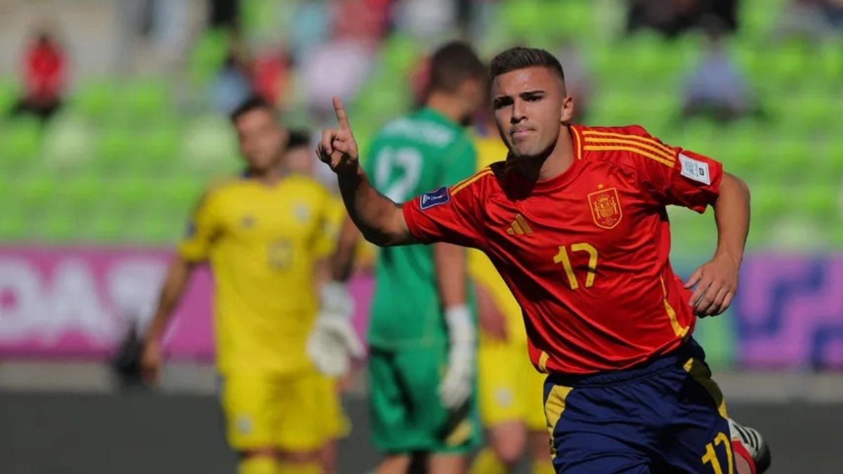 Pablo García celebrates a goal scored with Spain U-20.