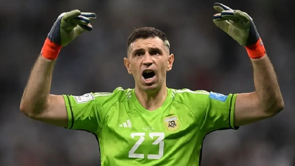 Aston Villa puts Emiliano Martínez up for sale.