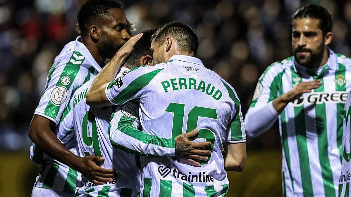 The players of Real Betis celebrate a goal.