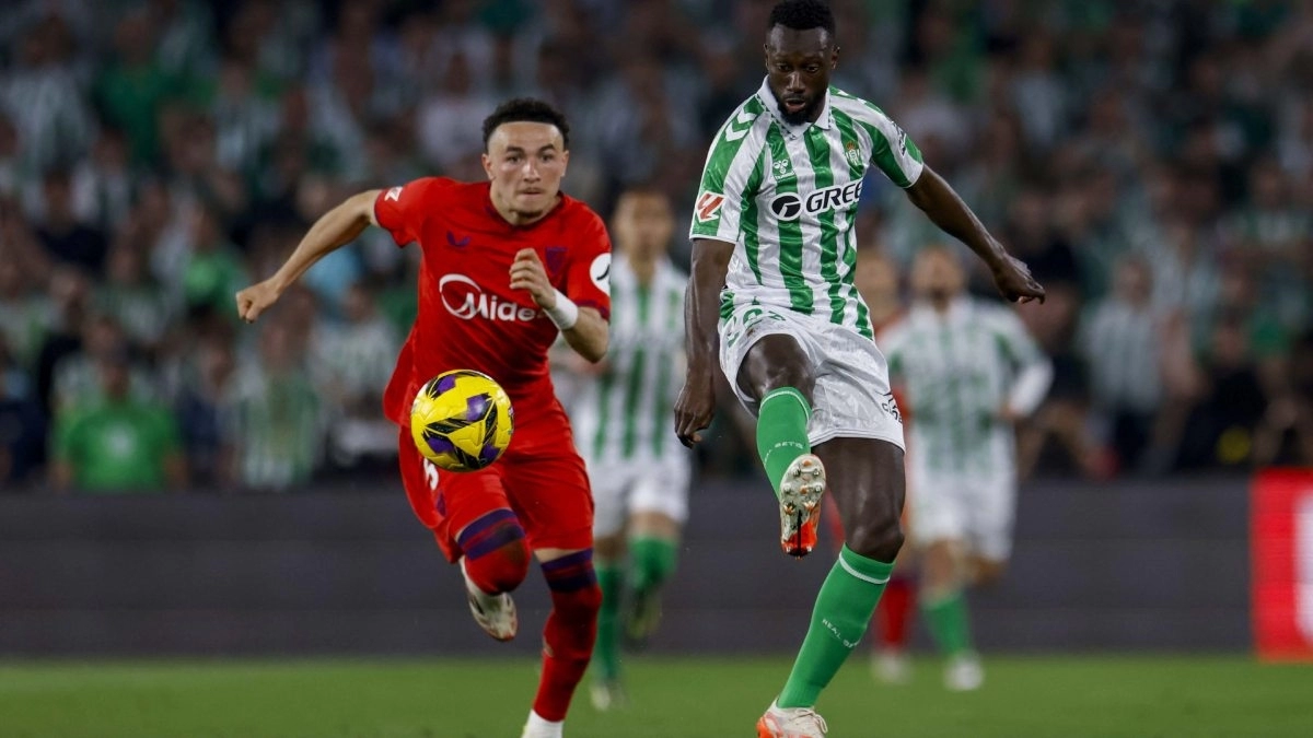 Sabaly and Rubén Vargas in a Real Betis - Sevilla