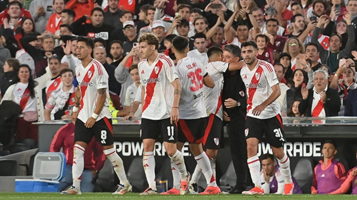 Los jugadores de River Plate celebran un gol