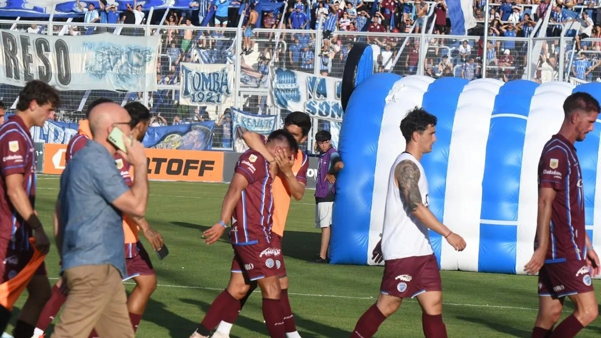 Los jugadores de Godoy Cruz tras el descenso