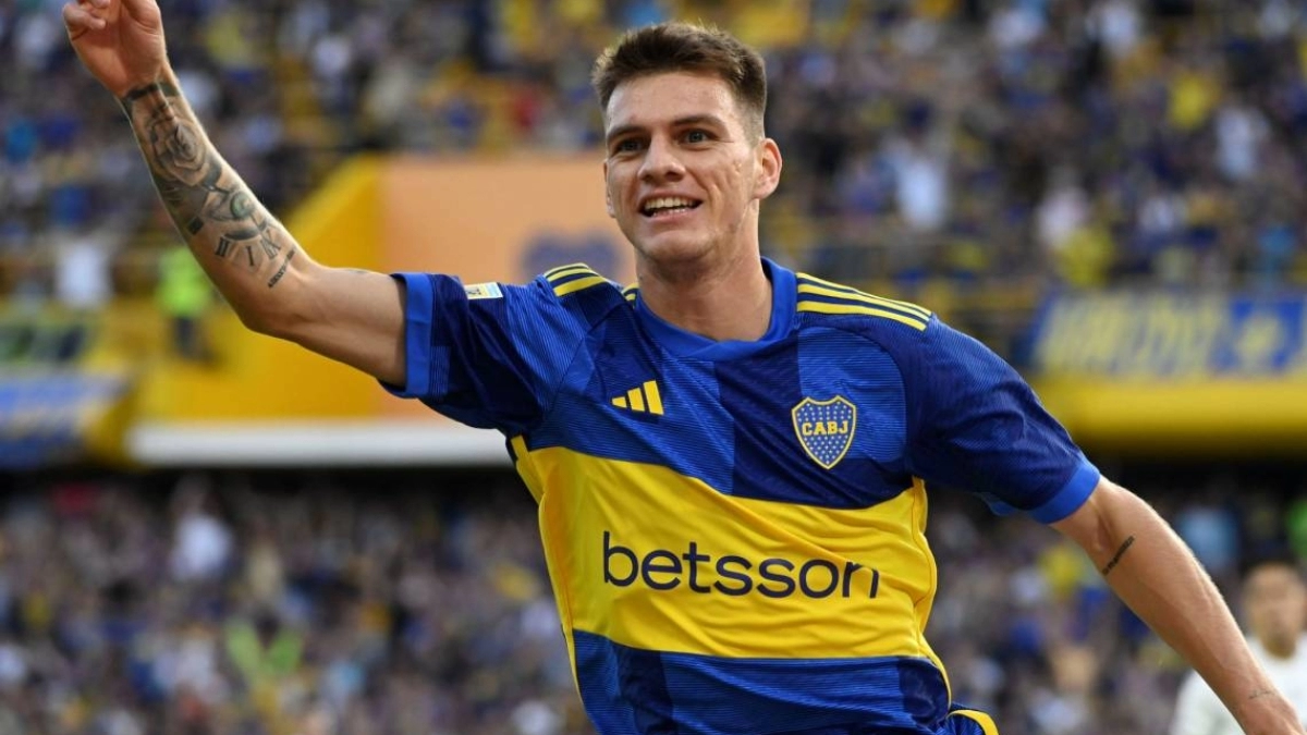 Kevin Zenón celebrates a goal scored with Boca Juniors