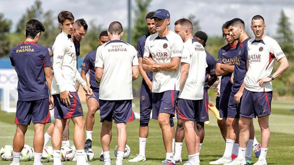 Luis Enrique junto a la plantilla del PSG