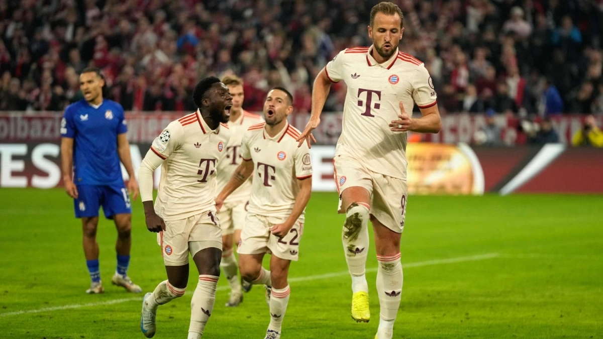 The players of Bayern Munich celebrate a goal.